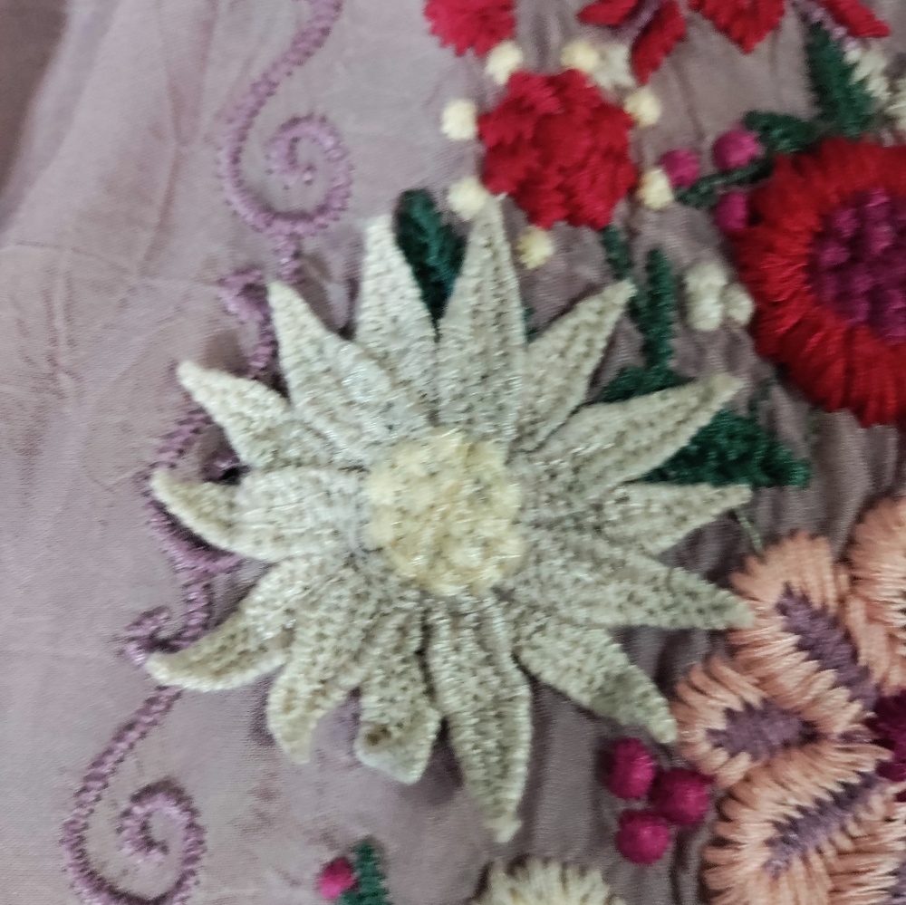 Johnny Was. Beautiful Pre-owned Conditioned Med Embroidered Floral Lavender Top - Picture 4 of 11